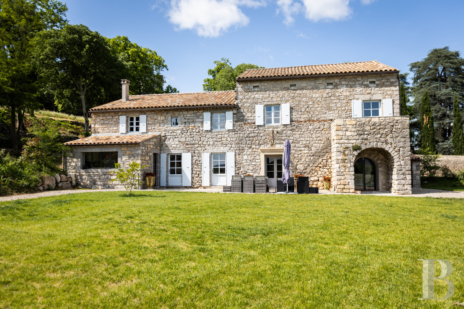 En Ardèche, à Saint-Alban-Auriolles, une ancienne ferme du 17e siècle à l’ombre d’un château - photo  n°3